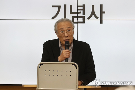 항일혁명가기념단체연합 이사장을 맡고 있는 황석영 작가가 지난 17일 서울 서대문구 서대문형무소 역사관에서 열린 항일혁명 조선공산당 100주년 기념식에서 기념사를 하고 있다. [연합뉴스]